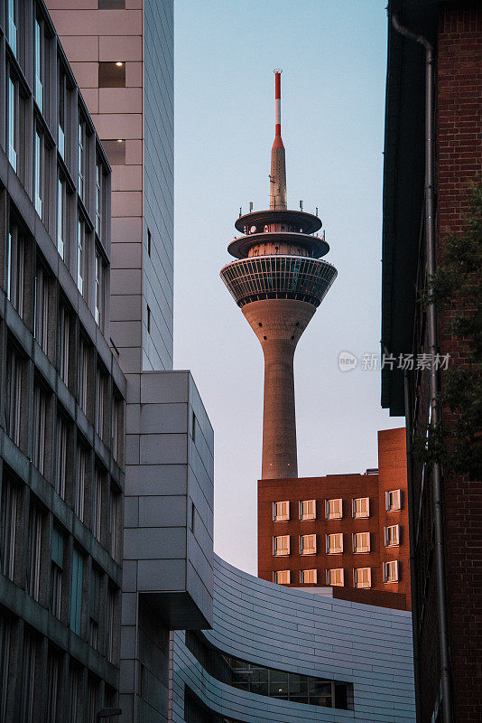 Düsseldorf -日落时分的电视塔